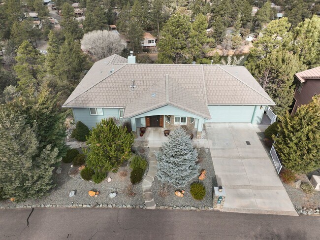 Building Photo - Incredible Home with Lake Views!