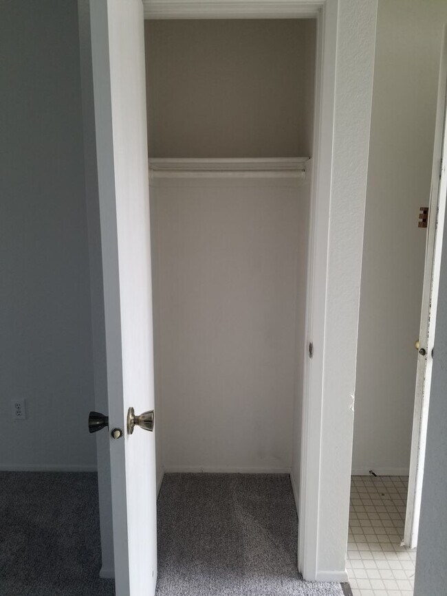 Building Photo - b1009