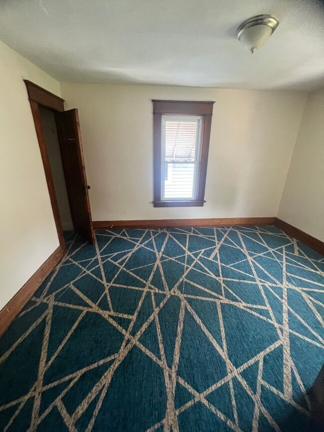 Building Photo - Updated 4 Bedroom House