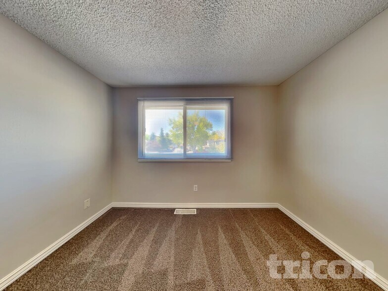 Building Photo - 945 E Huffaker Ln