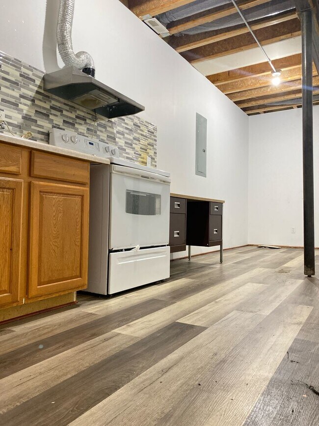 Building Photo - Stunning 5 bedrooms and 3 bathrooms in Wal...