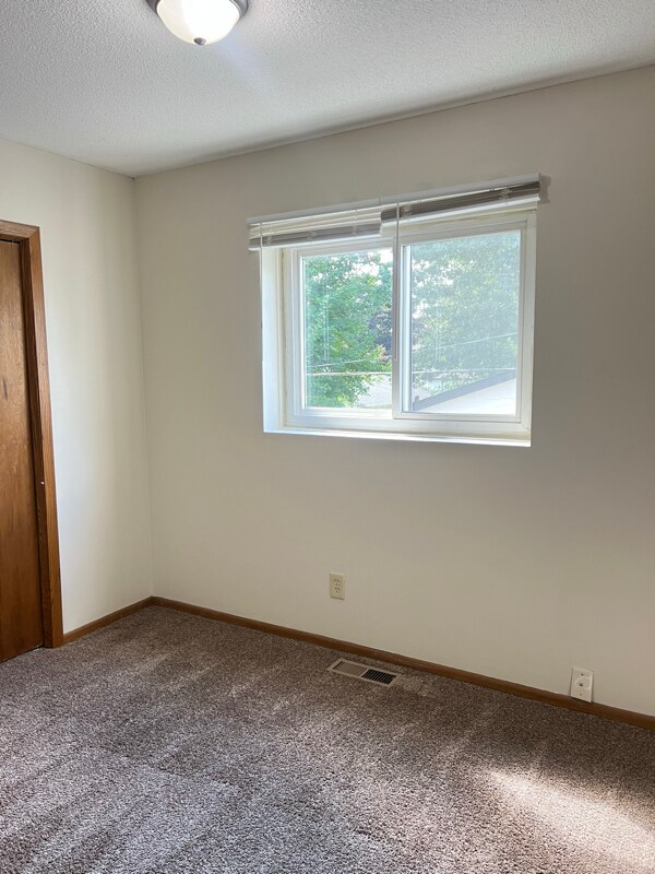 Building Photo - 1530 Larpenteur Ave E
