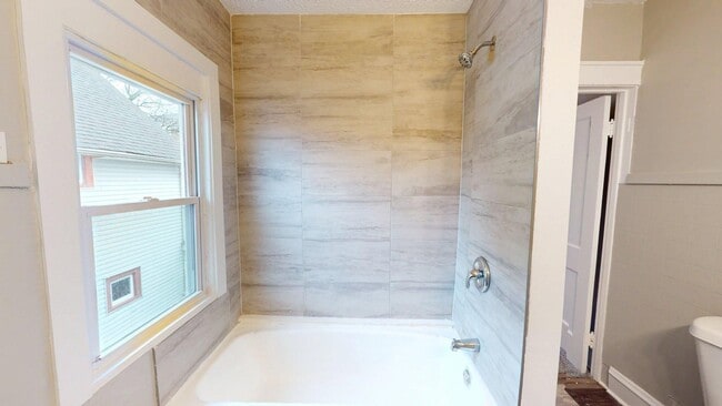 Building Photo - Edgewater Neighborhood - 3 bedroom - 2 Bat...