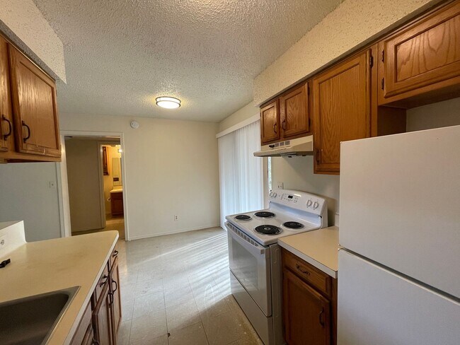 Building Photo - Cosy 2-1 1/2 with a great yard!