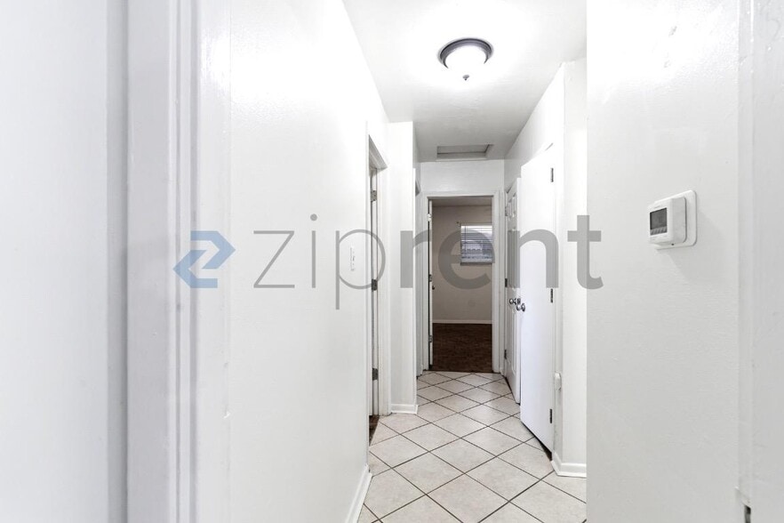 Building Photo - Unit