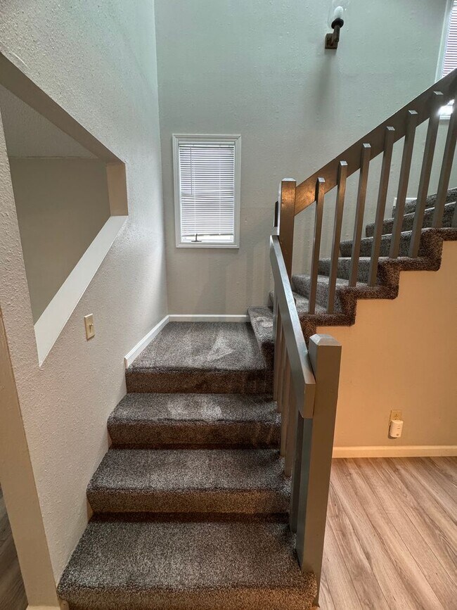 Building Photo - 4 bed 3.5 bath duplex