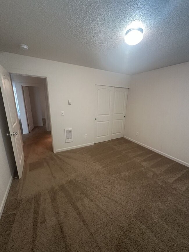 Building Photo - Three Bedroom Ranch in Orchards!