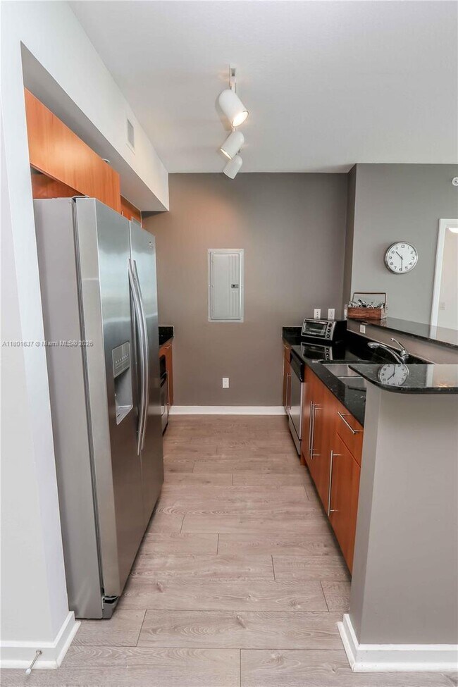 Building Photo - 325 S Biscayne Blvd