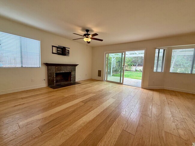 Building Photo - Spacious 4 Bedroom House with Large Fenced Yard! Landscaping Included! Two Car Garage!