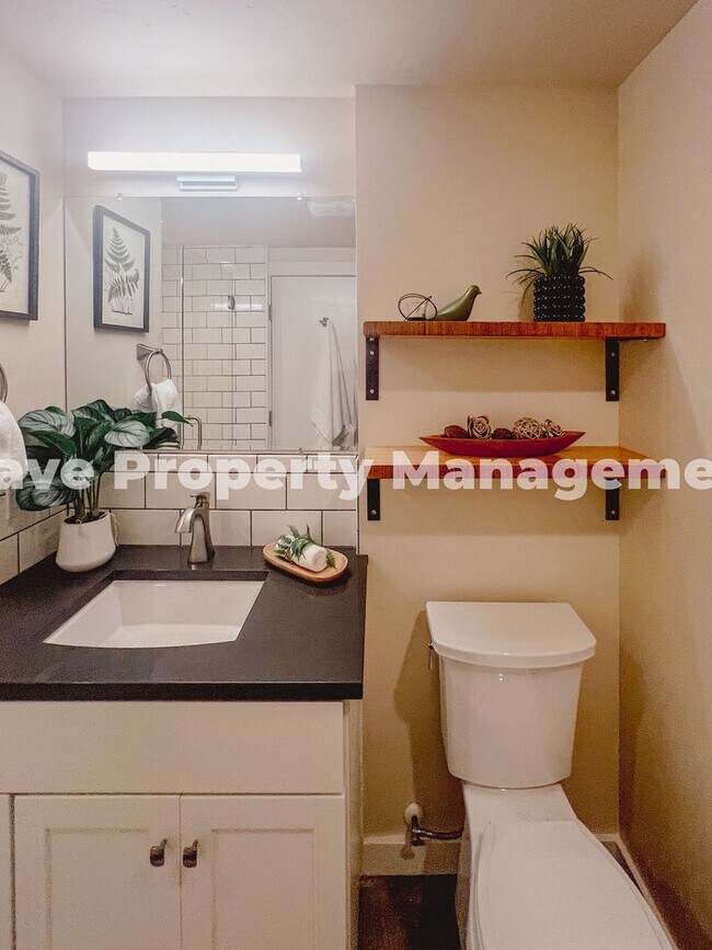 Building Photo - Newly Renovated Basement Suite with High-E...