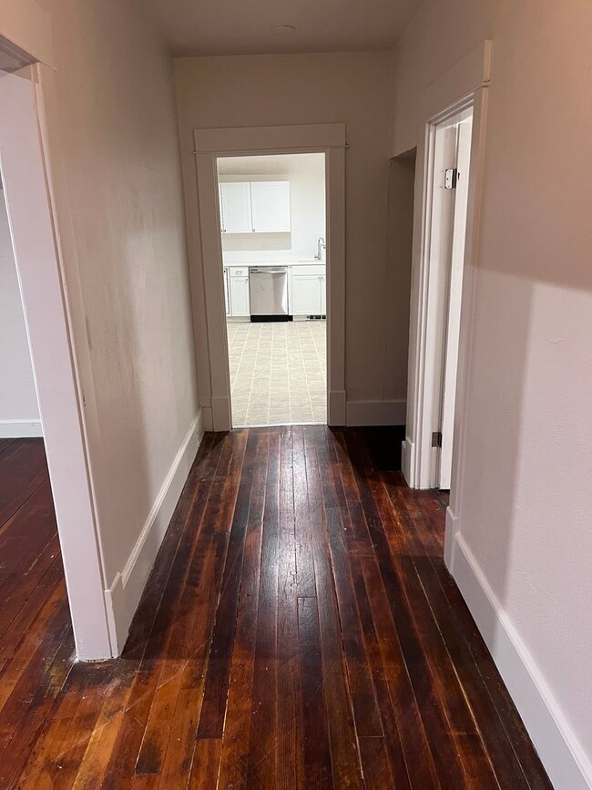Building Photo - Large renovated 2 bedroom apartment in the...