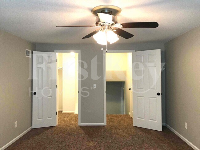 Building Photo - 14805 S Wyandotte Dr