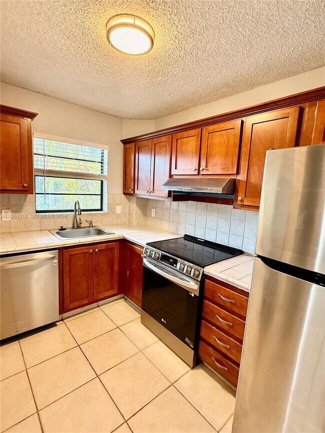 Building Photo - 200 Jacaranda Country Club Dr
