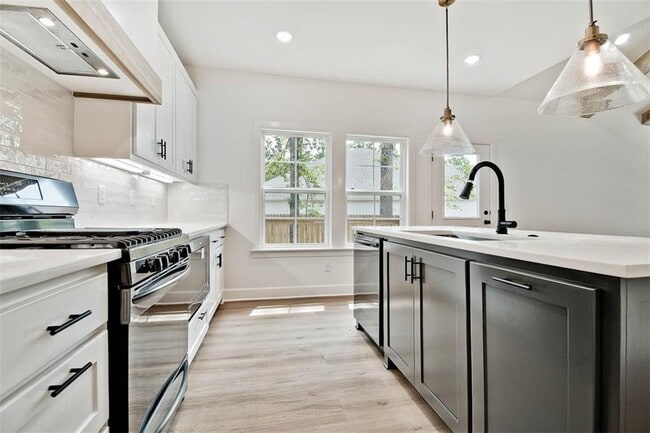 Building Photo - 10 Briscoe Ln