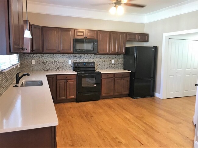 Building Photo - Beautiful 3 Bed 3.5 Bath House