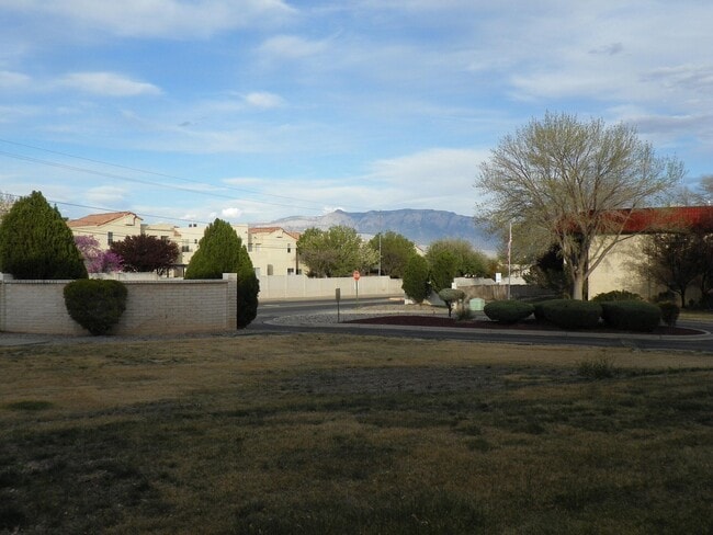 Building Photo - 823 Country Club Dr SE