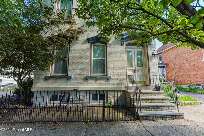 Primary Photo - 1011 24th St