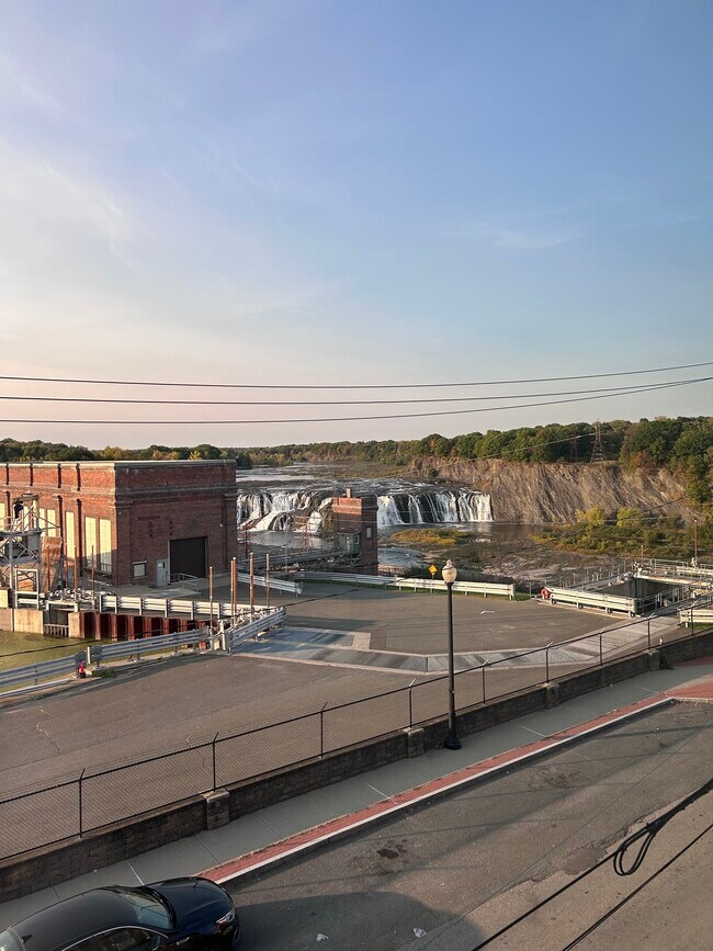 Building Photo - 2 School St