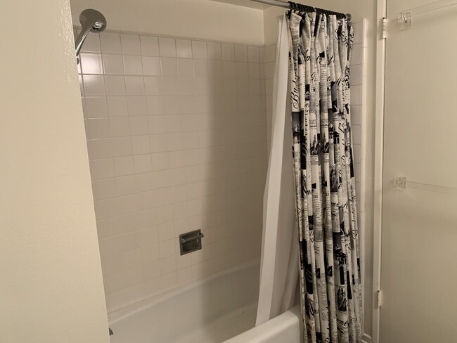 shower/tub bathroom - 5474 Berkeley Rd