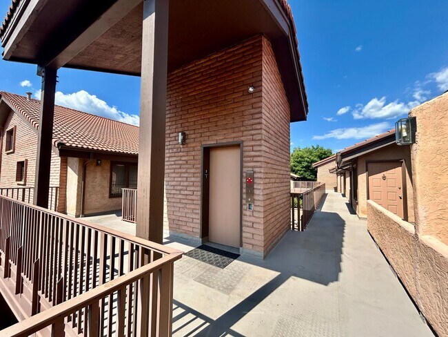 Building Photo - Spacious 2Bd/2.5Ba Luxury Loft-Style Condo...