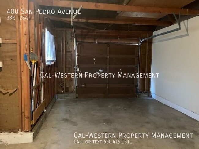 Building Photo - Large Duplex With One Car Garage!