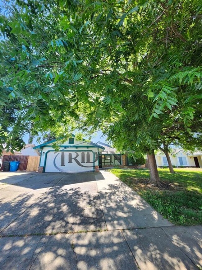 Building Photo - 3 bedroom, 2 bath house