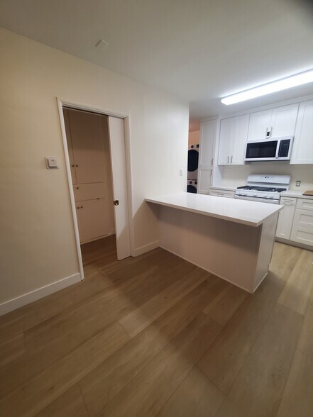 Building Photo - 13529 Burbank Blvd