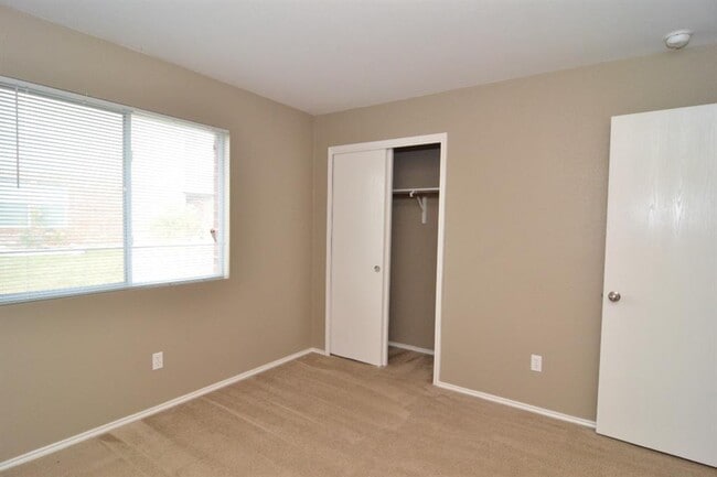 Building Photo - 806 Municipal Dr