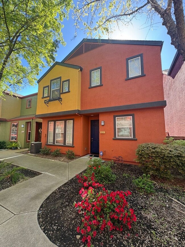 Building Photo - Modern 2 bed/2.5 bath with BONUS ROOM in West Sac