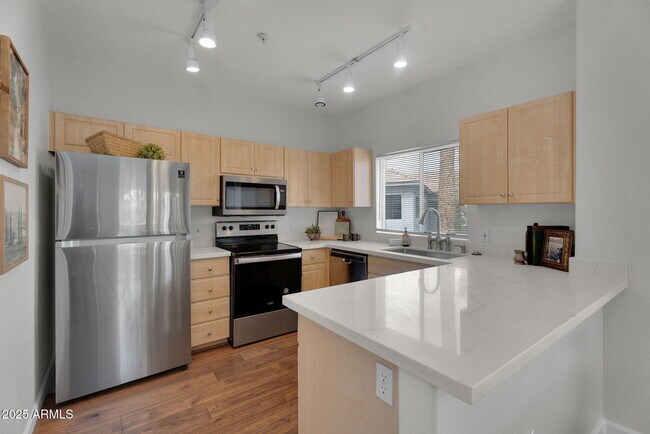 Building Photo - 7401 W Arrowhead Clubhouse Dr