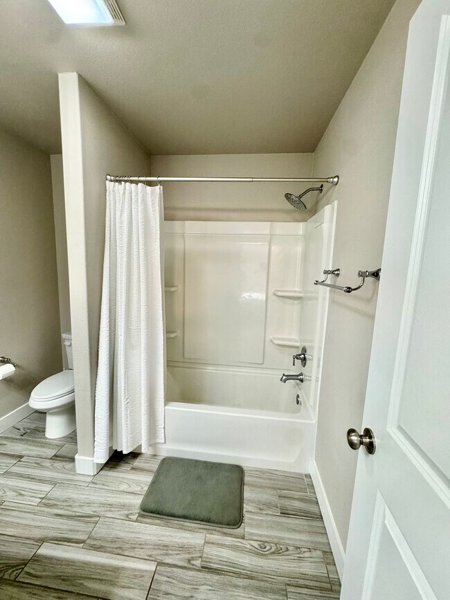 Building Photo - Furnished Rental 3 bed 2 bath Minimum of 30-day stay