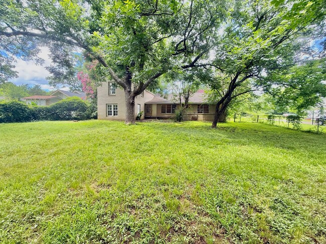 Building Photo - 811 Kickapoo St