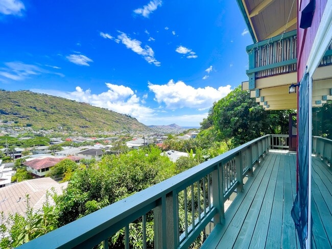Building Photo - Pet Friendly 2-Bedroom Palolo Duplex