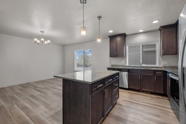 Building Photo - 1027 E 1060 S