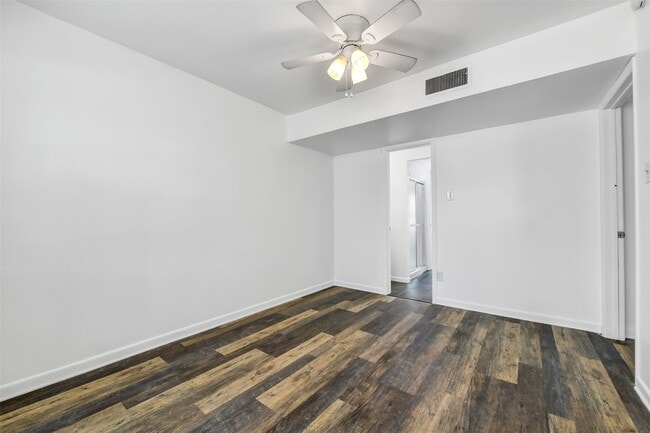 Building Photo - 123 The Strand