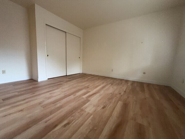 Building Photo - 605 Radcliffe Dr