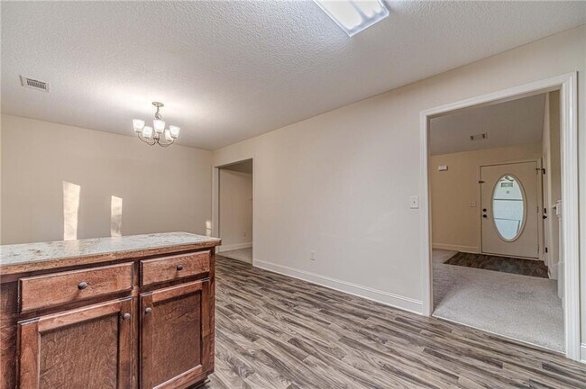 Building Photo - 583 Embassy Walk