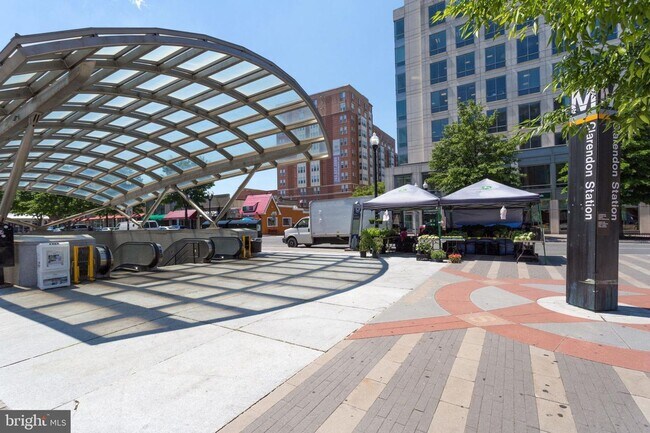Building Photo - Modern 1BR Condo at The Phoenix with Premi...