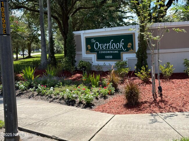 Primary Photo - 10550 Baymeadows Rd