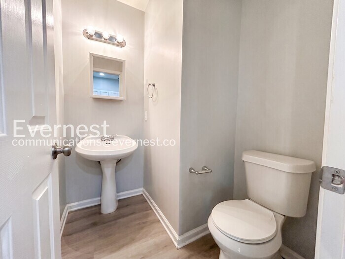 Building Photo - 687 S Evelyn Pl NW
