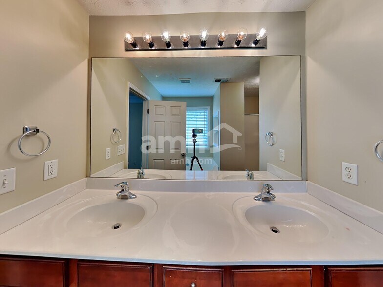 Building Photo - 230 Overlook Dr