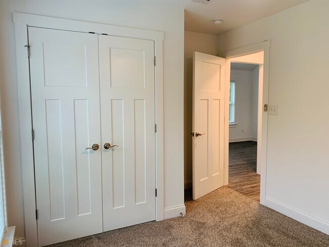 Building Photo - 105 Oak St