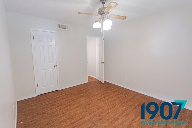 Building Photo - 1201 Kings Ct