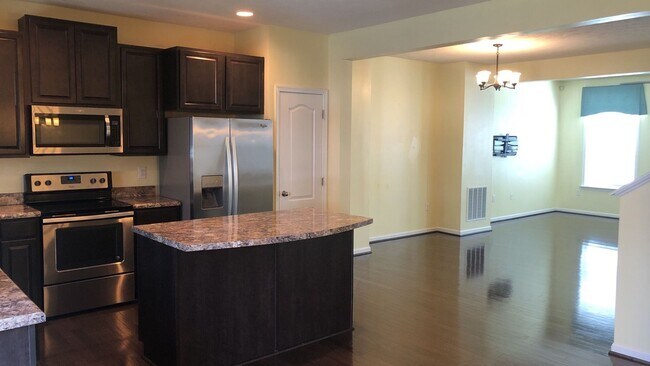 Building Photo - 3 Bedroom, Bonus Room and 3.5 Bathroom Townhome available in Suncrest Village- 04/03/2026 until t...