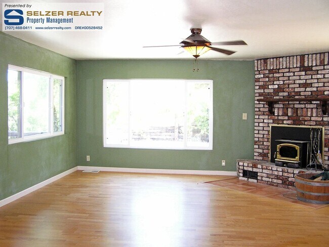 Building Photo - Spacious & fully equipped 4+ bd. home in Deerwood Estates!