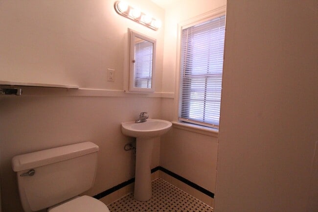 Building Photo - October FREE On This 2 Bedroom 2 Bath Dupl...