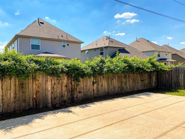 Building Photo - 6227 Carnaby Ln