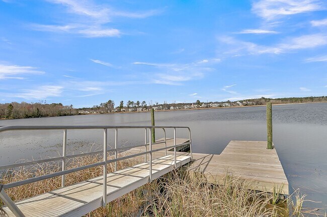 Building Photo - Fully Furnished 3 Bedroom, 2.5 Bathroom Ho...
