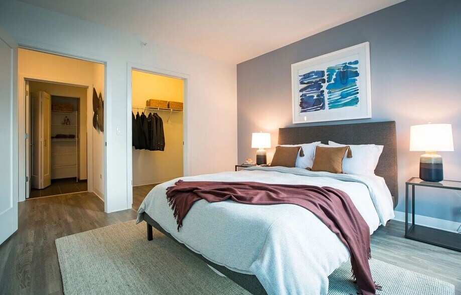 Building Photo - 637 N Wells St