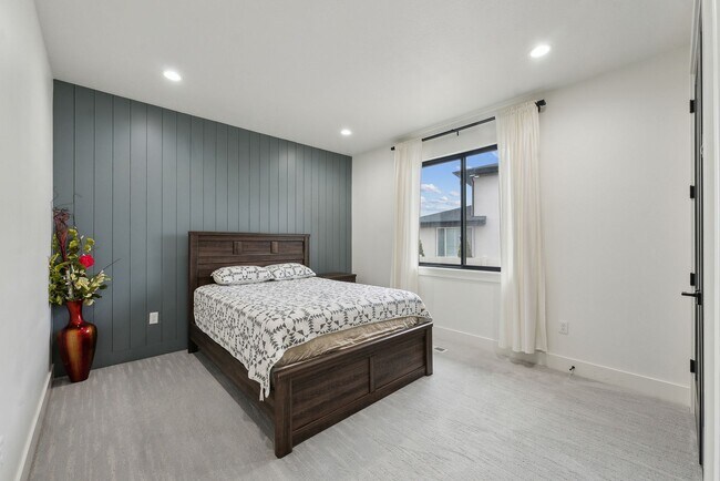 Building Photo - Stunning Single Family Home In Beautiful N...